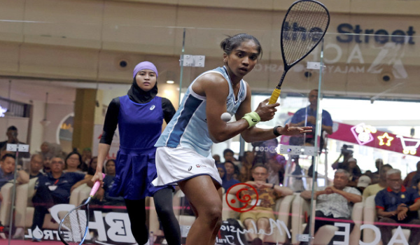 emain skuasy wanita nombor satu negara S. Sivasangari / Foto BERNAMA